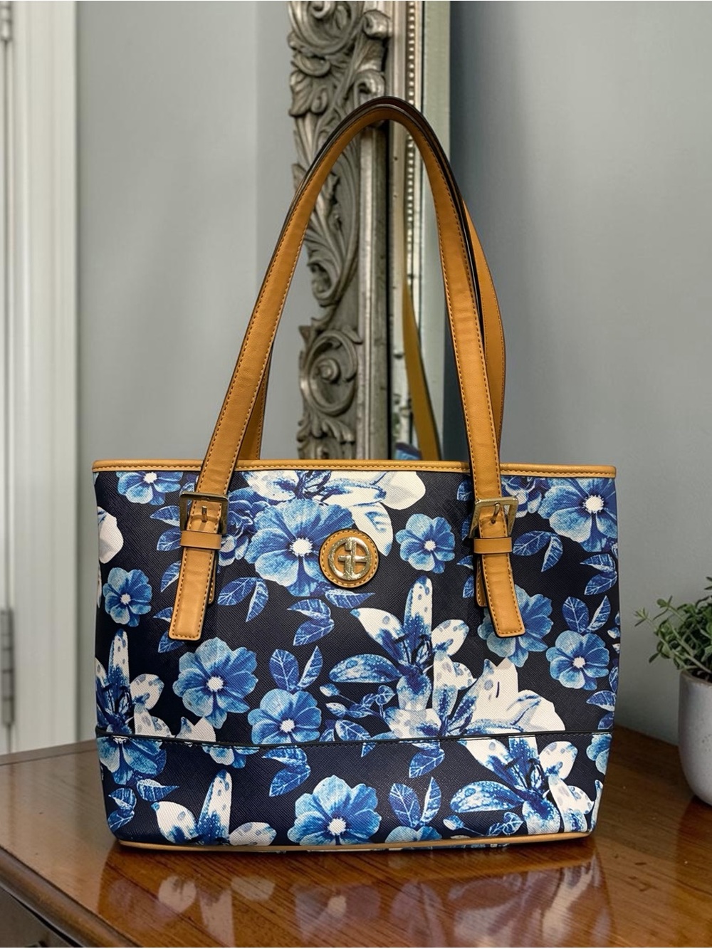 Giani Bernini blue and white floral Tote Bag with Tan Trim beach pool summer 427